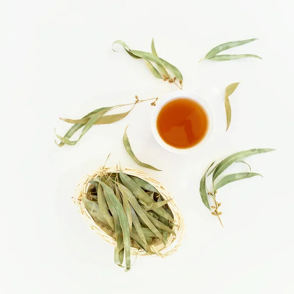 Taza de té y hojas — Foto de Stock