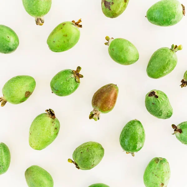 Feijoa fruta sobre fondo blanco. —  Fotos de Stock