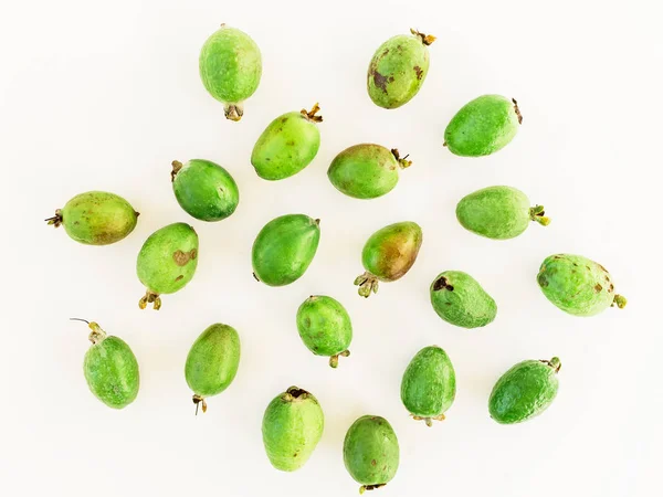 Feijoa fruta sobre fondo blanco. —  Fotos de Stock