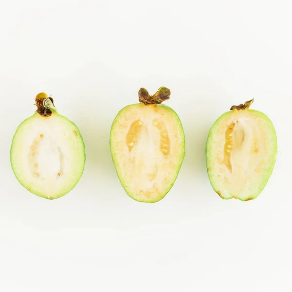 Feijoa Frucht auf weißem Hintergrund. — Stockfoto