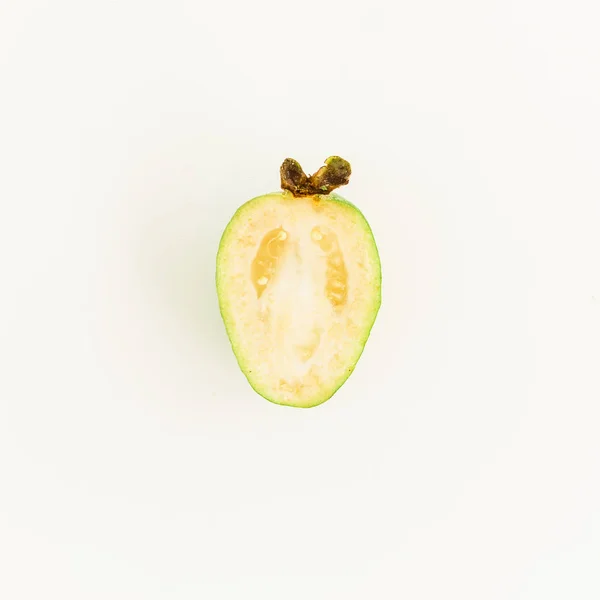 Feijoa ovoce na bílém pozadí. — Stock fotografie