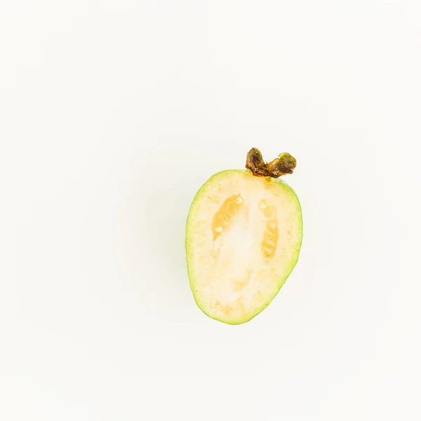 Feijoa фрукты на белом фоне. — стоковое фото