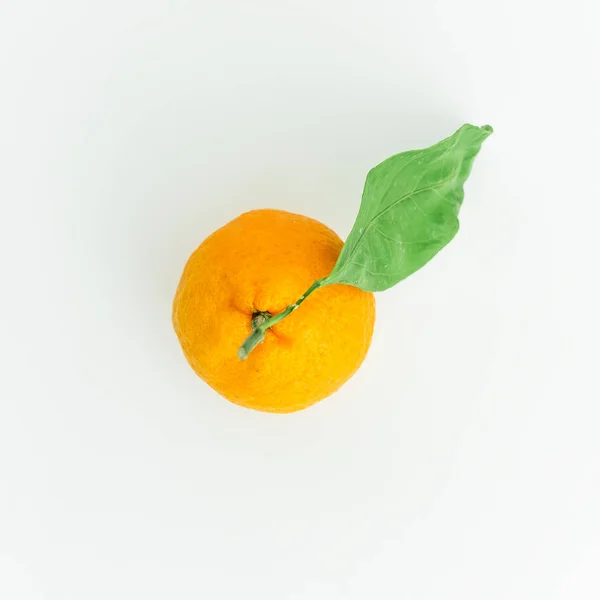 Naranja con hoja verde sobre blanco — Foto de Stock