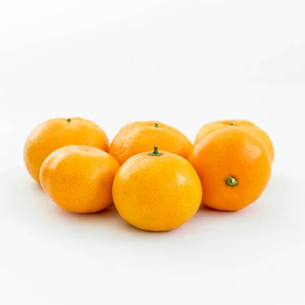 Orangenhaufen auf weiß — Stockfoto