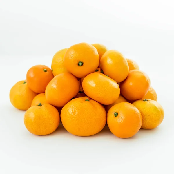 Σωρού των πορτοκαλιών σε λευκό — Φωτογραφία Αρχείου