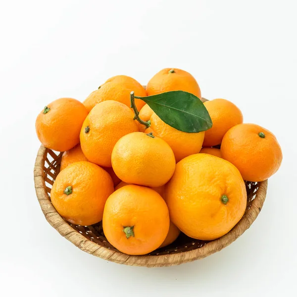 Orangenhaufen in Weidenschale — Stockfoto
