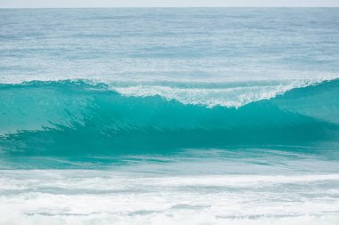 Dalgalar büyük deniz sıçramasına