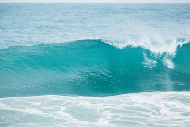 Dalgalar büyük deniz sıçramasına