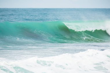 Dalgalar büyük deniz sıçramasına