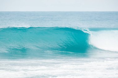 Dalgalar büyük deniz sıçramasına
