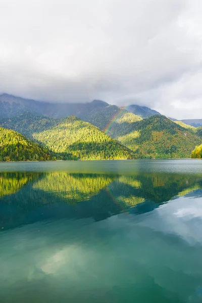 Lago de montaña y arco iris — Foto de Stock