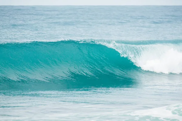 Dalgalar büyük deniz sıçramasına — Stok fotoğraf