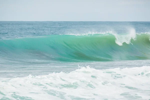 Dalgalar büyük deniz sıçramasına — Stok fotoğraf
