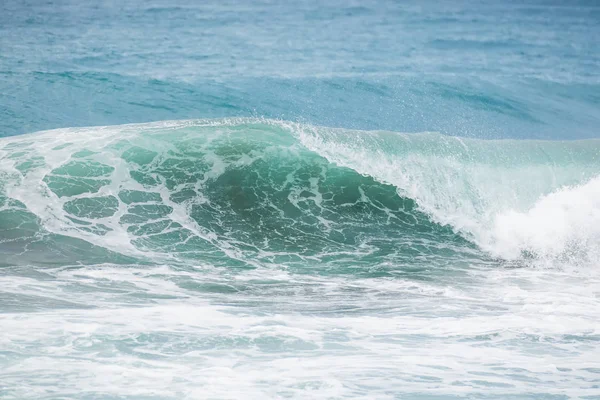 Éclaboussures grandes vagues de mer — Photo