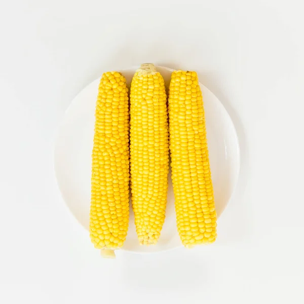 Kukuřice na bílém pozadí. — Stock fotografie