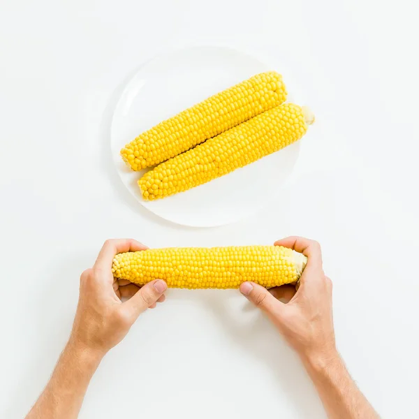 Человек со сладкой кукурузой — стоковое фото
