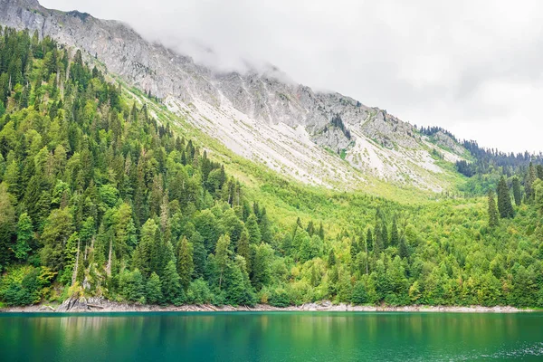 Paisagem montanhosa com rio — Fotografia de Stock