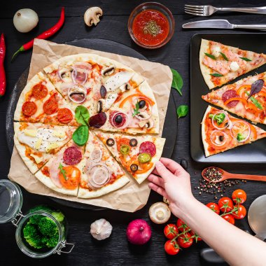 insan eli bir parça pizza alarak 