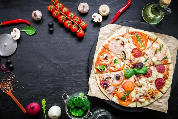 Итальянская пицца с копировальным местом — стоковое фото