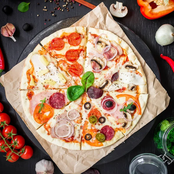 Итальянская пицца на бумаге — стоковое фото