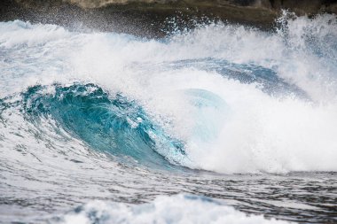 Dalgalar büyük deniz sıçramasına