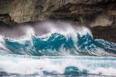 Dalgalar büyük deniz sıçramasına