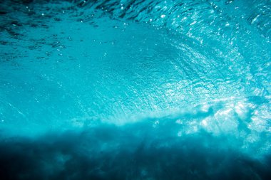 Gündüz, dalga büyük deniz