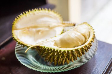 Cam plaka üzerinde açılan durian meyve