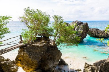 okyanus sahilinde şaşırtıcı kayalık plaj