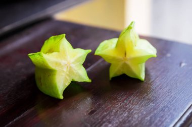 Carambola veya starfruit ahşap masanın üzerine dilimlenmiş