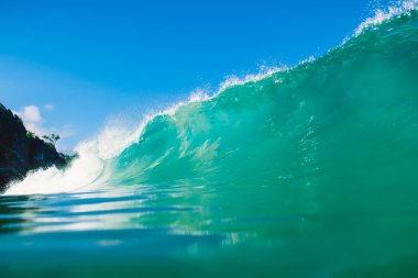 büyük deniz dalga mavi gökyüzü altında