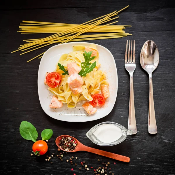 Итальянская паста с лососем — стоковое фото