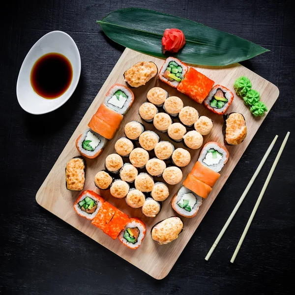 Delicioso conjunto de sushi — Fotografia de Stock