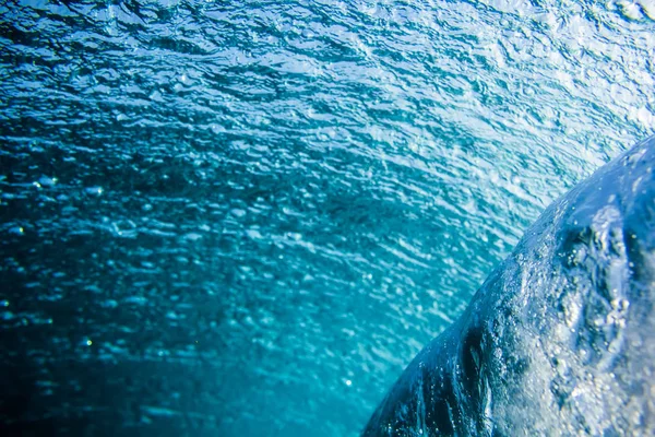 Spatten van grote zee golven — Stockfoto