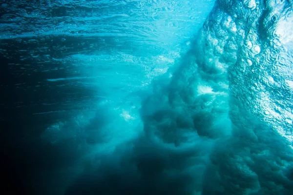 Salpicaduras de grandes olas marinas — Foto de Stock