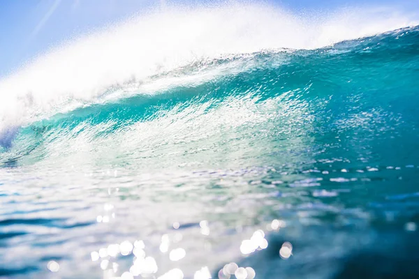 Grande vague de mer sous le ciel bleu — Photo