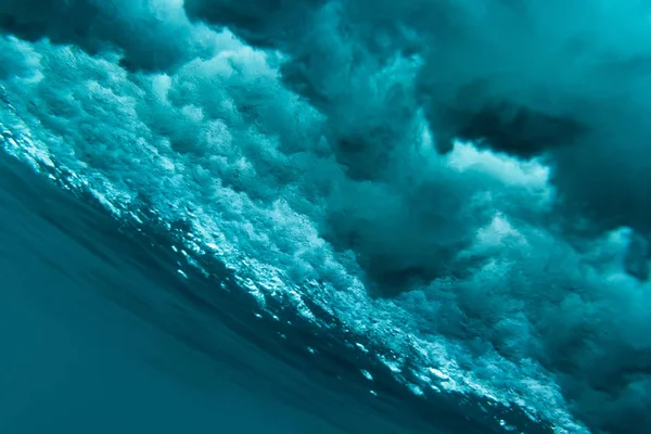 Nagy tenger hullámai kifröccsenésekor — Stock Fotó