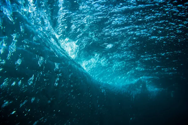Salpicaduras de grandes olas marinas — Foto de Stock