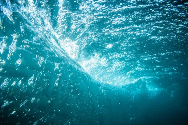 Salpicaduras de grandes olas marinas — Foto de Stock