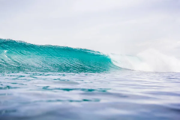 Gran ola de mar bajo el cielo azul — Foto de Stock