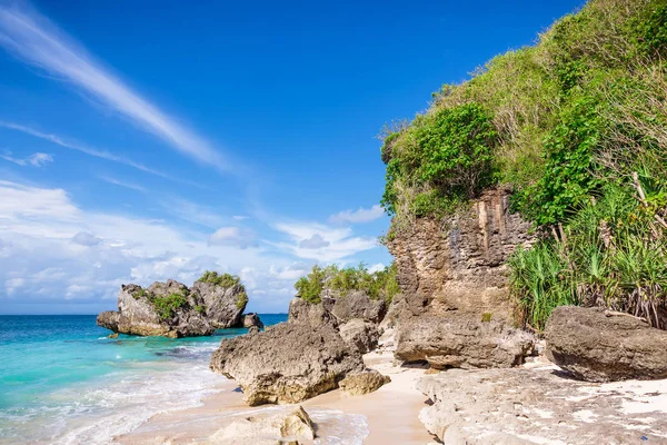 Tropical seascape shoreline at daytime — Stock Photo, Image