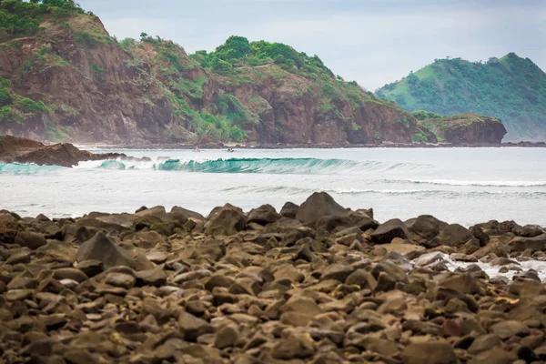 Incrível praia rochosa na costa do oceano — Fotografia de Stock