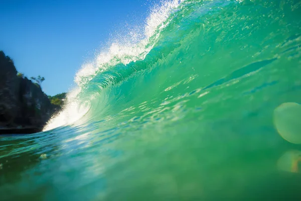 Big sea wave under blue sky — Stock Photo, Image