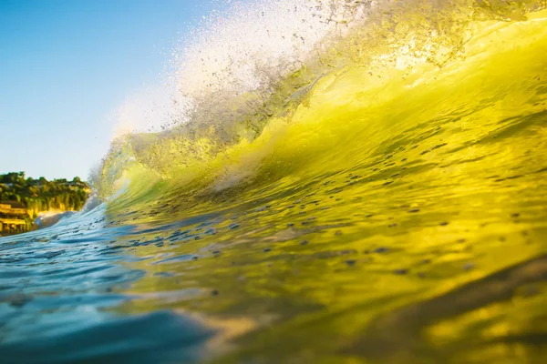 Grande vague de mer sous le ciel bleu — Photo