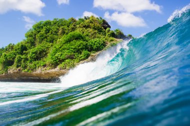 büyük deniz dalga mavi gökyüzü altında