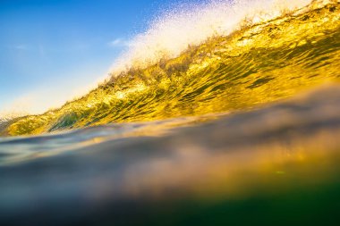 büyük deniz dalga mavi gökyüzü altında