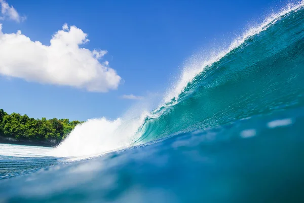 Велика морська хвиля під блакитним небом — стокове фото