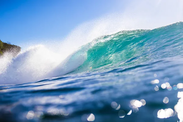 Velká mořská vlna pod modrou oblohou — Stock fotografie
