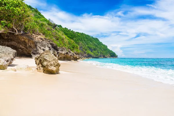 Tropical seascape shoreline at daytime — Stock Photo, Image
