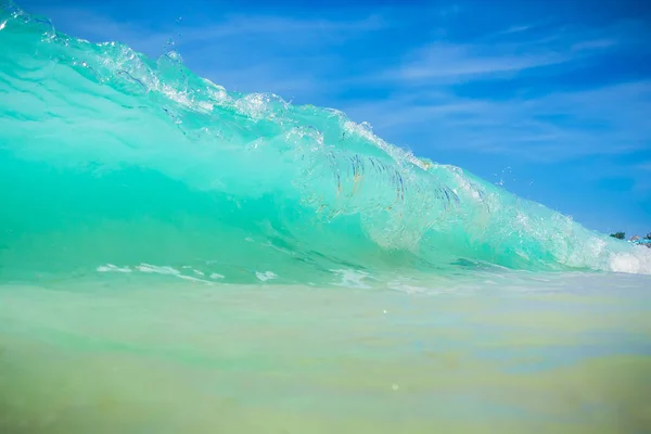 푸른 하늘 아래 큰 바다 파도 — 스톡 사진